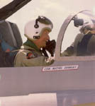 Le CF Michel Debray aux commandes du YF-17 (F-18L) sur le tarmac d'Edwards AFB le 28 juin 1978. (©Michel Debray)